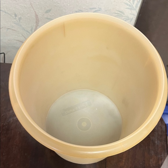 Large Vintage Tupperware dry Container - Picture 5 of 6